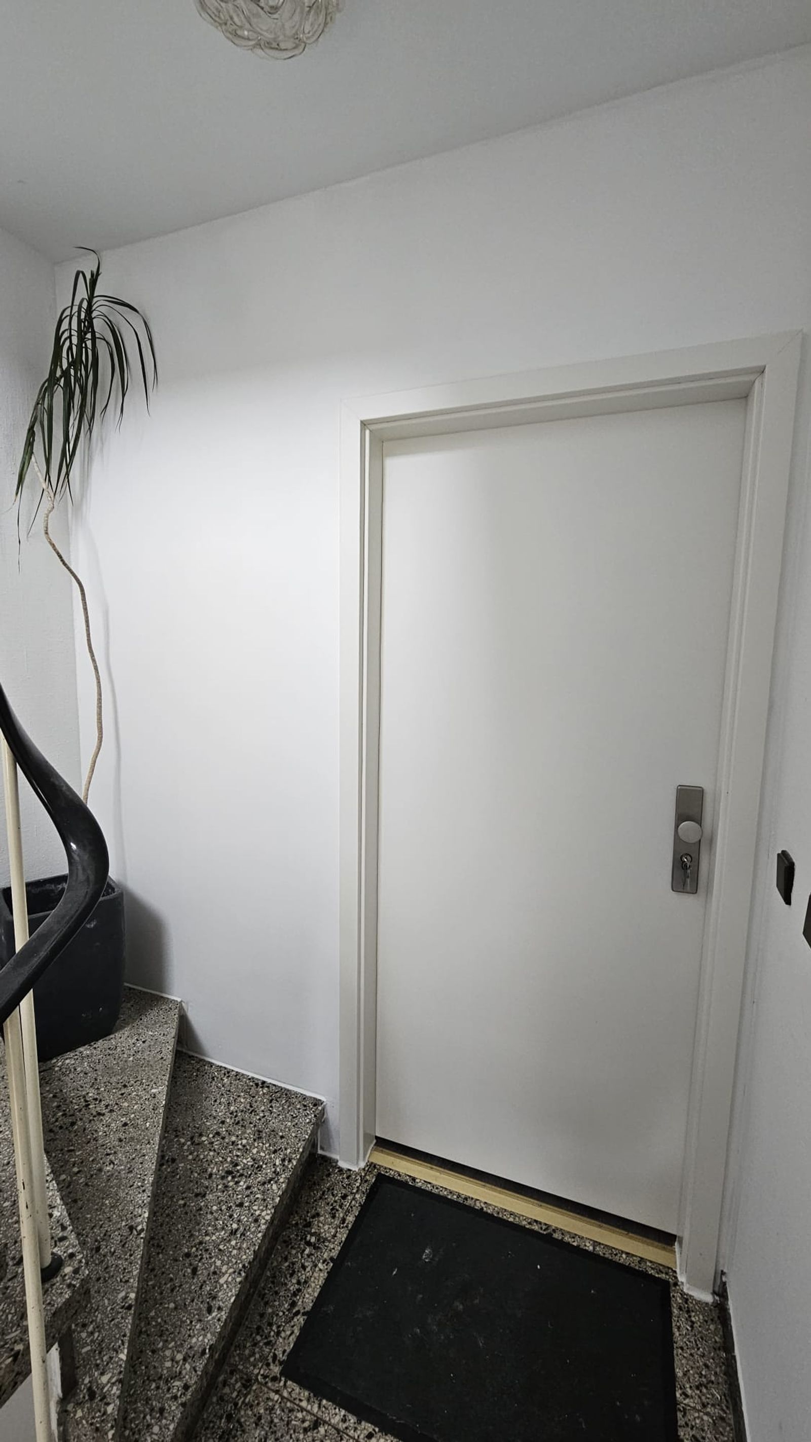 Neu montierte weiße Wohnungseingangstür mit Zarge