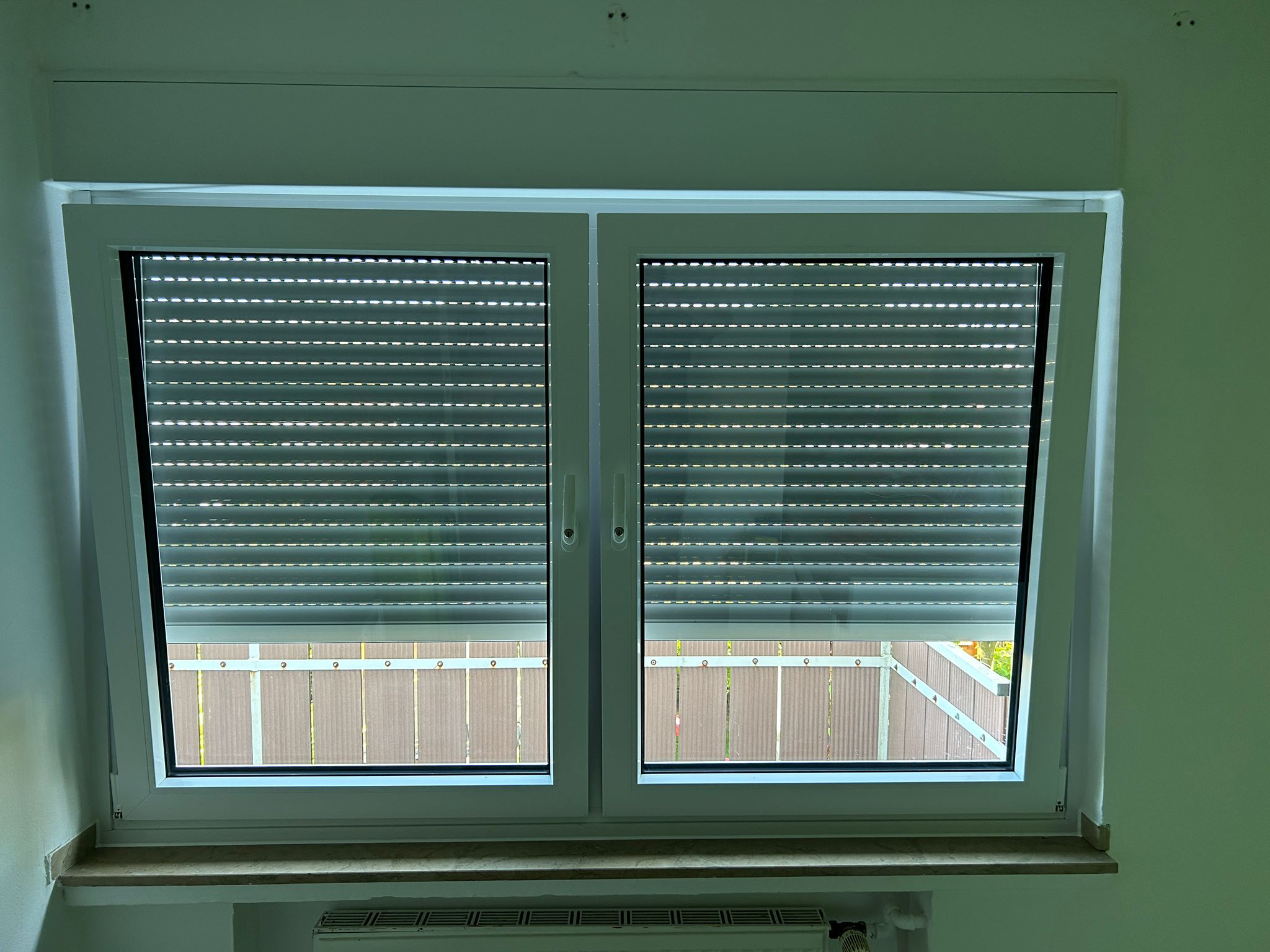 Fenster mit montiertem Aufsatzrollladen